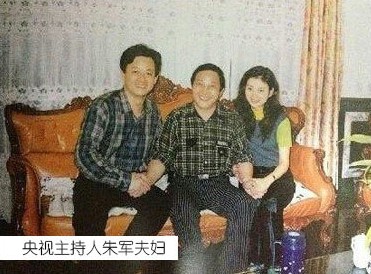 王林曾为女星床上开光 与干女儿轮吻照曝光(组图)